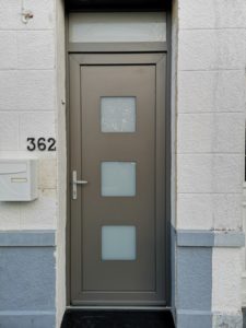 Porte d'entrée PVC coloris gris quartz.